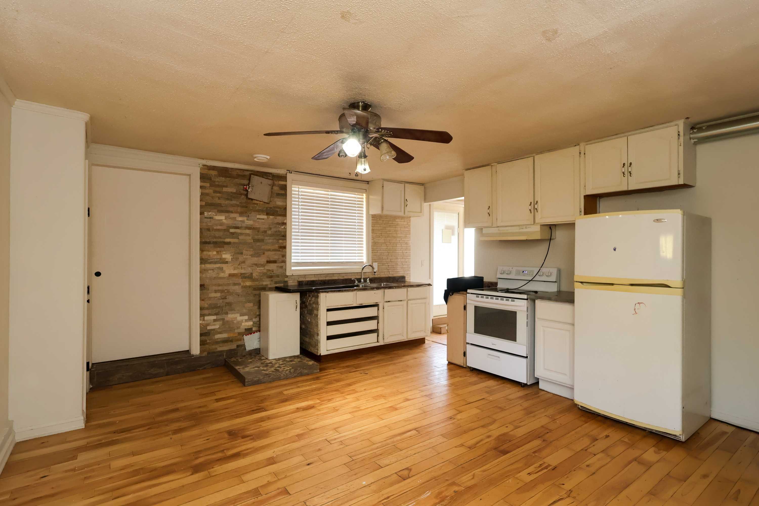 1408 Clearbrook Road, B photo 6